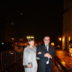 Andrea Bartošková oblékla luxusní šedý kožíšek a černé šaty.