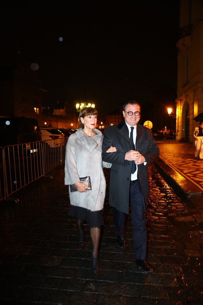 Andrea Bartošková oblékla luxusní šedý kožíšek a černé šaty.