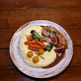 Objednali jsme si také kuřecí steak s bramborovým pyré.