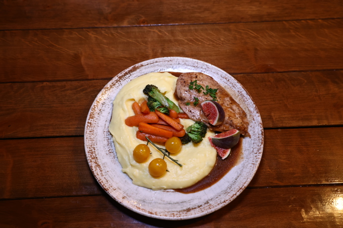 Objednali jsme si také kuřecí steak s bramborovým pyré.