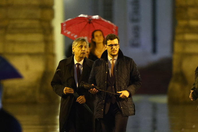 Senátor Jan Fischer odcházel v doprovodu mladého muže.
