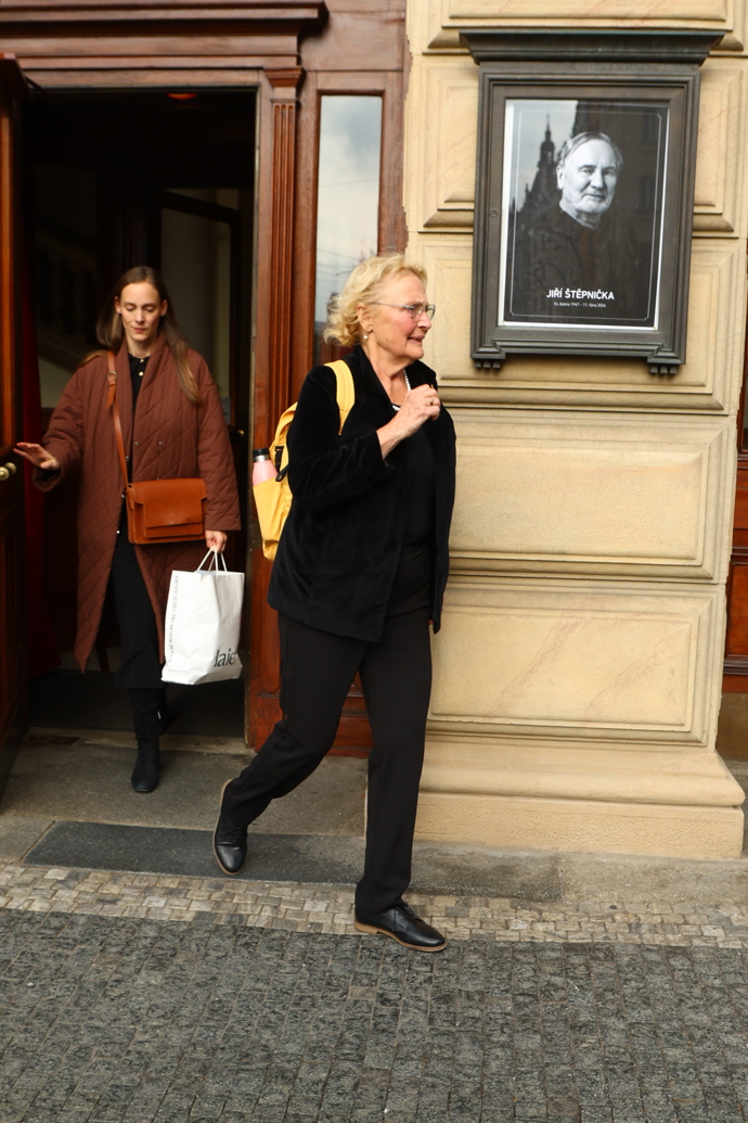 Regina Rázlová se přišla rozloučit s Jiřím Štěpničkou.