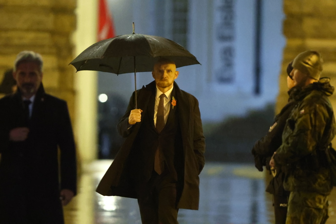 Britský velvyslanec Matt Field odchází bez doprovodu.