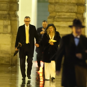 Petr Nečas a jeho exmanželka Jana  Nagyová se při odchodu romanticky drželi za ruce.