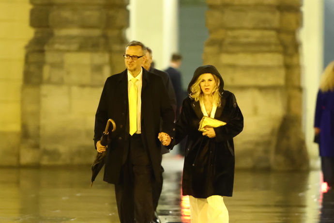 Petr Nečas s manželkou Janou při odchodu ruku v ruce.