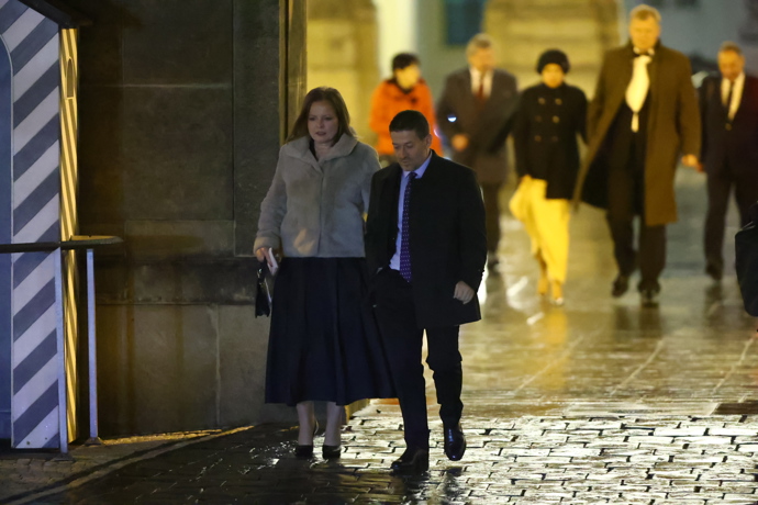Patrik Nacher odchází společně s manželkou.