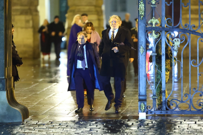 Alexandr Vondra na odchodu z Hradu společně s Michaelem Žantovským.