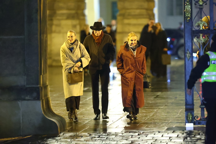 Eva Holubová opouštěla akci v doprovodu dcery.