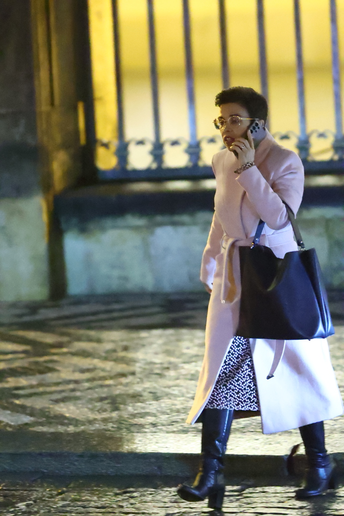 Olga Richterová opouštěla akci o samotě s telefonem u ucha.