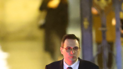 FOTO: Jan Lipavský na odchodu bez doprovodu.