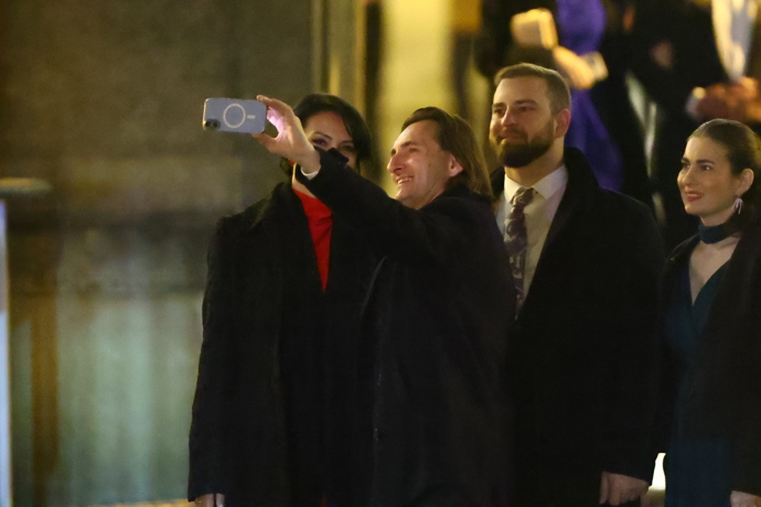 Před odchodem se Denis Doksanský v doprovodu syna a půvabných dam ještě společně vyfotografoval