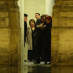 Jiřina Bohdalová při odchodu na fotografa vyplázla jazyk.