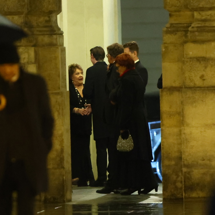 Jiřina Bohdalová schovaná pod střechou při odchodu z ceremoniálu.