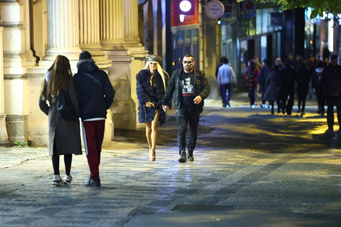 Karlos Vémola šel romanticky ruku v ruce s partnerkou Monikou Naomi. 