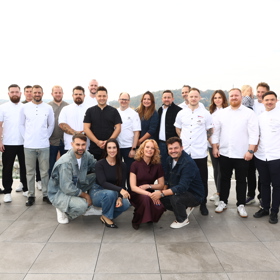Představitelé restaurací společně Romanem Stašou, Kristinou Kloubkovou, Adamem Vaculou, Besky a Janem Punčochářem.