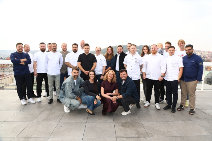 Představitelé restaurací společně Romanem Stašou, Kristinou Kloubkovou, Adamem Vaculou, Besky a Janem Punčochářem. 