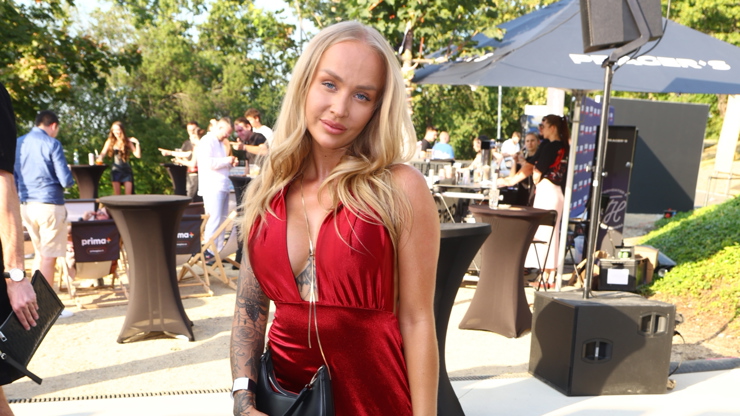 Dominika Horáková měla velký výstřih.
