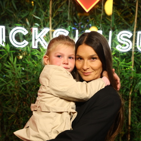 Modelka Nikol Švantnerová vyvedla na večírek svoji tříletou dceru Miu.