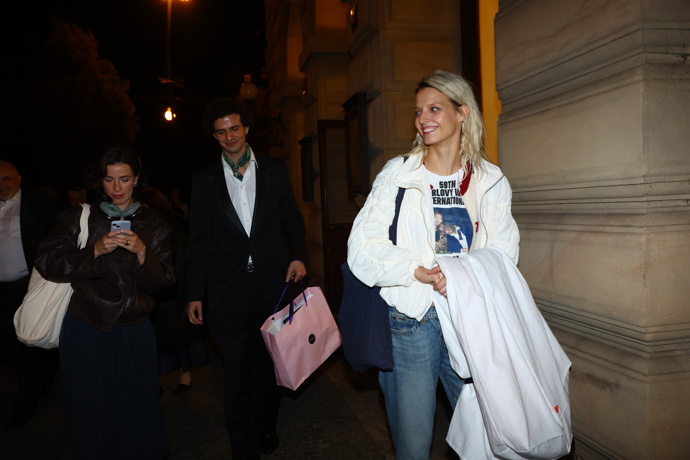 Simona se převlékla zpět do civilního.