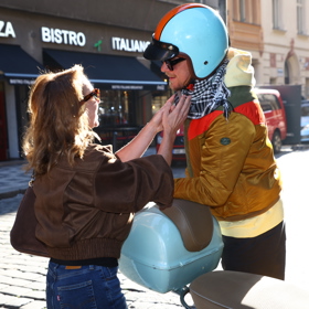 Než se Tatiana vydala dovnitř, manželé se ještě láskyplně rozloučili.