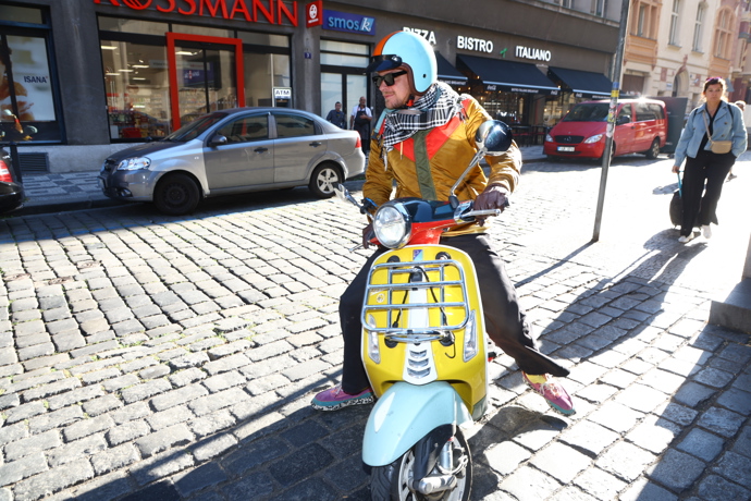 Na parádním skútru značky Vespa v limitované barvě to Vojtovi mimořádně slušelo.