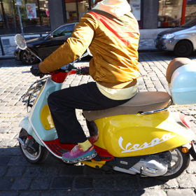 Zpěvák se pyšní exkluzivním kouskem – Vojta Dyk vlastní limitované barevné provedení skútru značky Vespa.