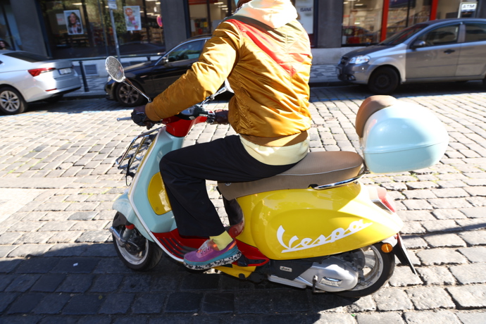 Zpěvák se pyšní exkluzivním kouskem – Vojta Dyk vlastní limitované barevné provedení skútru značky Vespa.