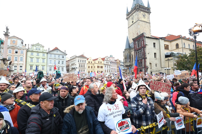 Dav lidí se sešel na Staroměstkém náměstí. 