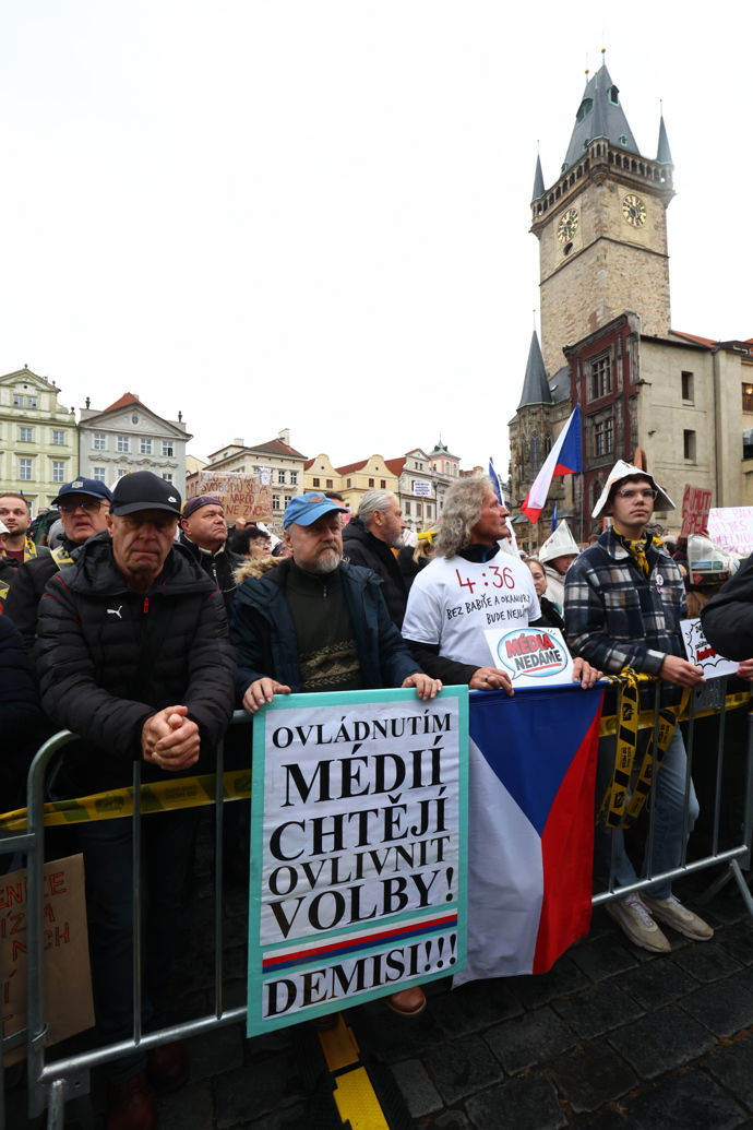 Lidé mají transparenty všeho druhu. 