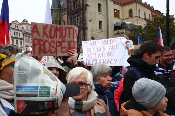 Lidé během demonstrace na podporu ČT a ČRO. 