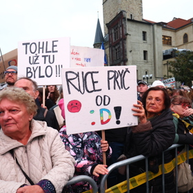 Protestovat přišli lidé každého věku.