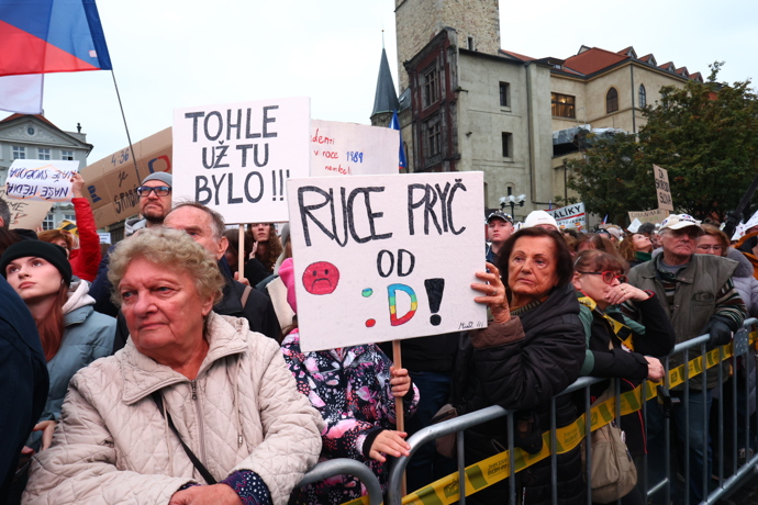 Protestovat přišli lidé každého věku. 
