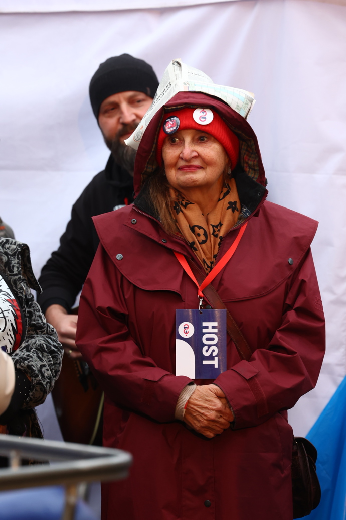 Eva Holubová na demonstraci Ruce pryř od médií veřejné služby. 