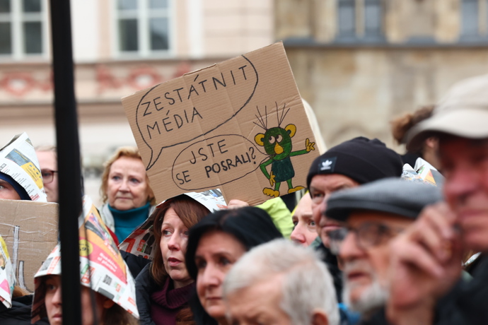 Transparenty na Staroměstkém náměstí. 
