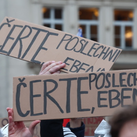 Tisíce lidí zaplnily Staroměstské náměstí na demonstraci na podporu ČT a ČRo.