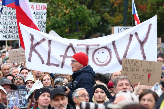 Demonstrace na Staroměstském náměstí. 