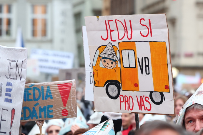 Transparenty veřejnosti byly nepřehlédnutelné. 