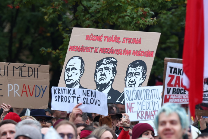 Transparenty demonstrantů. 