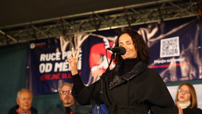 FOTO: Moderátorka Ester Janečková na pódiu.