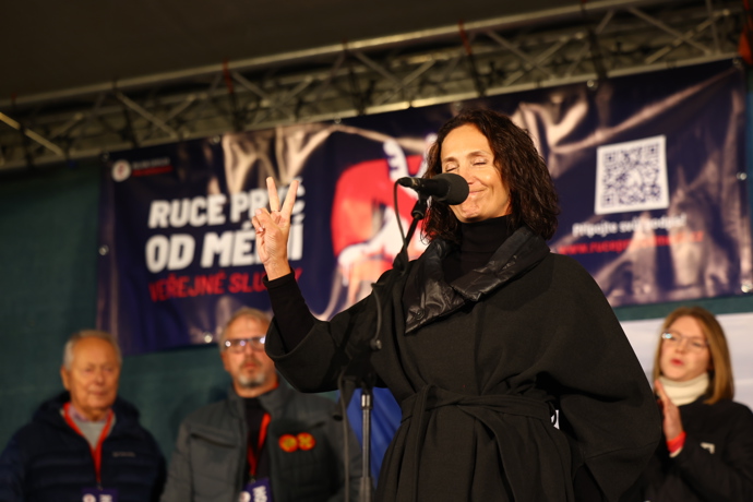 Moderátorka Ester Janečková na pódiu. 
