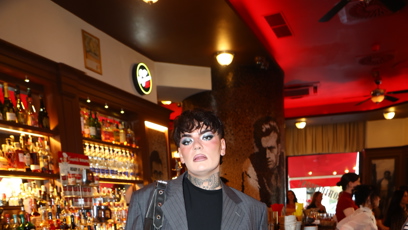 FOTO: Influencer Jan Mec, známější pod pseudonymem FAtale Vanity, zaujal výrazným sakem a kabelkou.