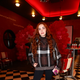 Influencerka Kristýna Kotiánová alias Kristal Shine dorazila v bundě s výrazným vzorem.