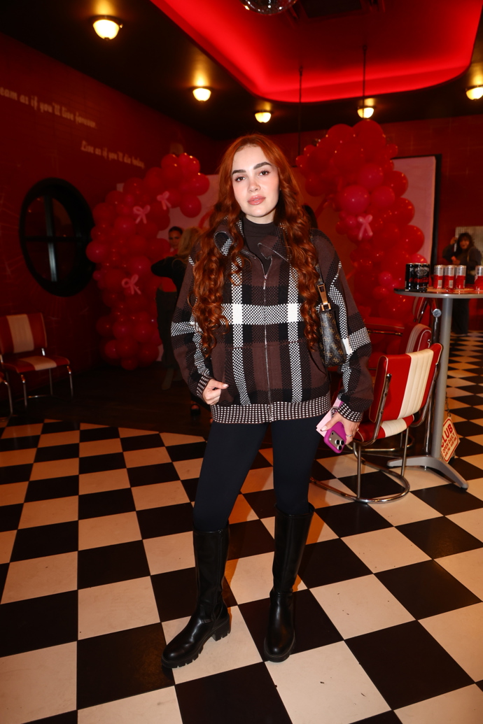 Influencerka Kristýna Kotiánová alias Kristal Shine dorazila v bundě s výrazným vzorem.