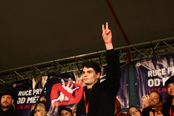 Josef Trojan na pódiu při demonstraci pro ochranu veřejnoprávních medií. 