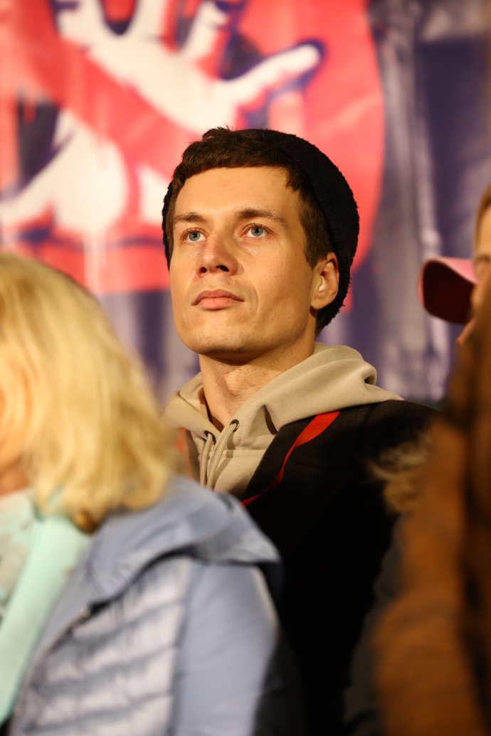 Herec Daniel Krejčík bedlivě poslouchal. 