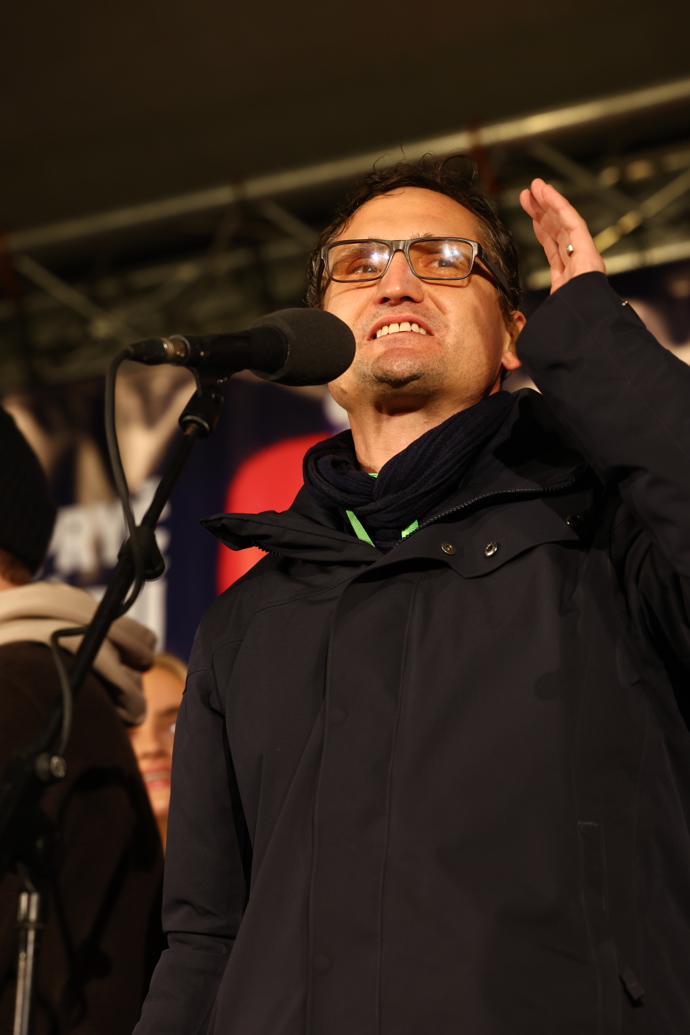Lidé promlouvali směrem k demonstrantům. 