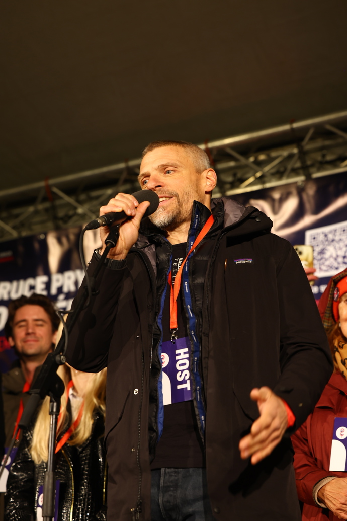 Na pódiu vystoupilo několik osobností. 