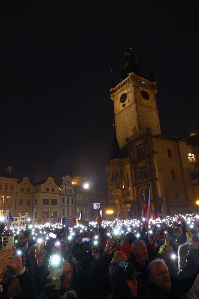 Za tónů státní hymny se rozsvítilo celé náměstí. 