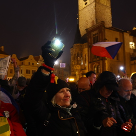 Demonstranti si bok po boku zazpívali i státní hymnu České republiky.