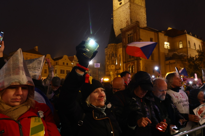Demonstranti si bok po boku zazpívali i státní hymnu České republiky. 